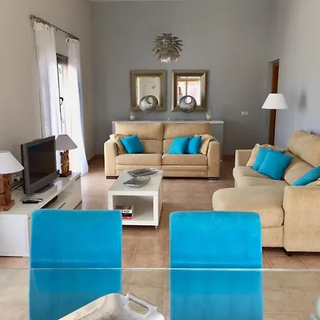 Stylish Host, Heated Pool & High Speed Wifi Villa