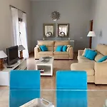 Stylish Host, Heated Pool & High Speed Wifi Villa