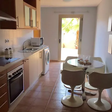 Stylish Host, Heated Pool & High Speed Wifi Villa