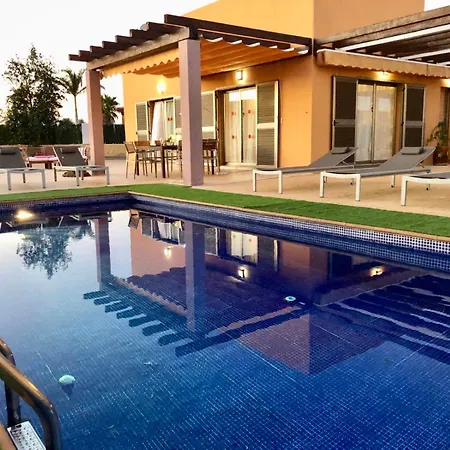 Villa Stylish Host, Heated Pool & High Speed Wifi *