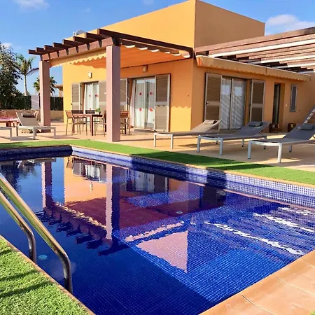 Stylish Host, Heated Pool & High Speed Wifi Villa