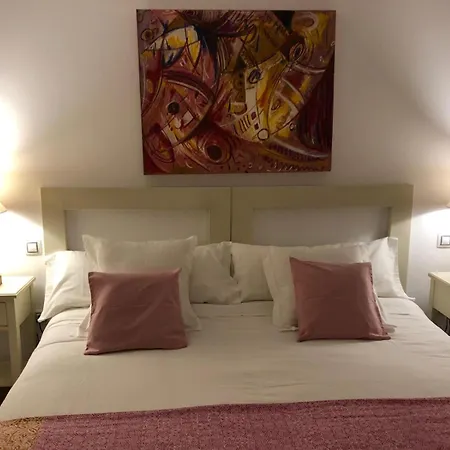 Stylish Host, Heated Pool & High Speed Wifi