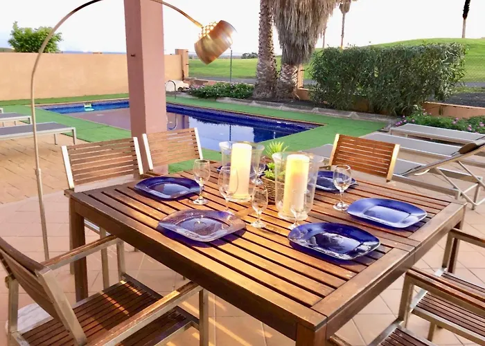 Stylish Host, Heated Pool & High Speed Wifi Villa